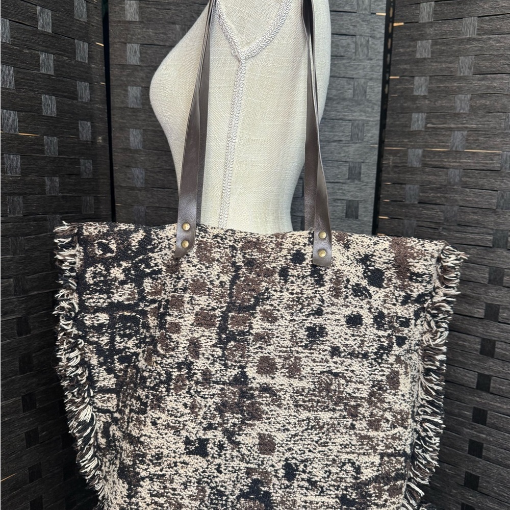 Elegant tapestry Tote Bag in Brown and Black - Picture 2 of 4